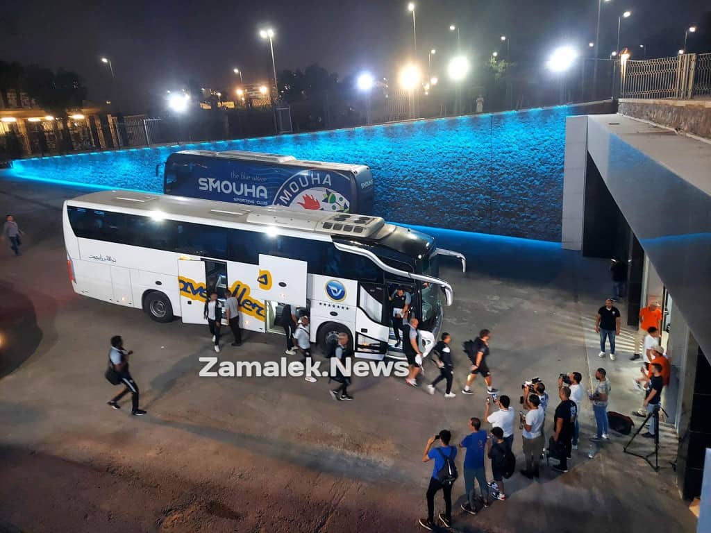 حافلة الزمالك تصل ستاد القاهرة واللاعبون يتفقدون أرض الملعب قبل مواجهة سموحة - صور