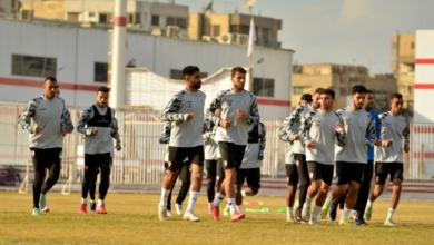 مدحت عبد الهادي يوجه تعليمات للاعب الزمالك.. وأمر جديد من كارتيرون في المران