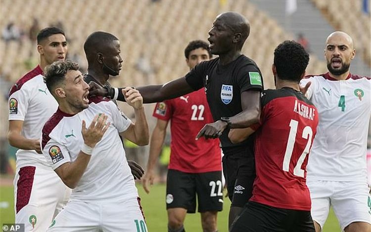 تقارير تكشف موقف "الكاف" بشأن المشاجرة بين مصر والمغرب عقب المباراة!!