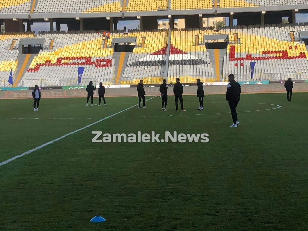 وصول حافلة الزمالك إلى برج العرب.. واللاعبون يعاينون أرضية الملعب - صور