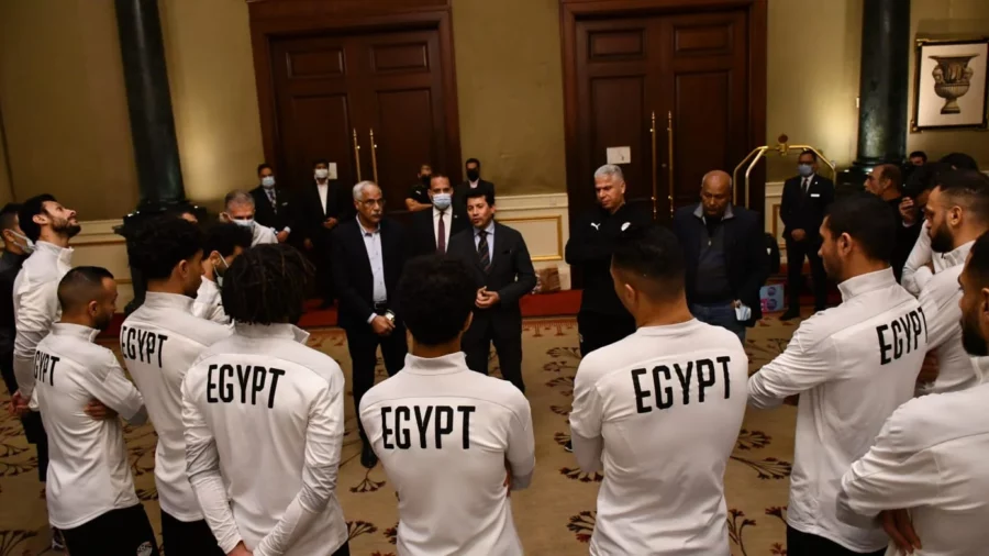 بحضور الثنائي الجديد.. أشرف صبحي يجتمع مع لاعبي منتخب مصر قبل السفر إلى السنغال - صور