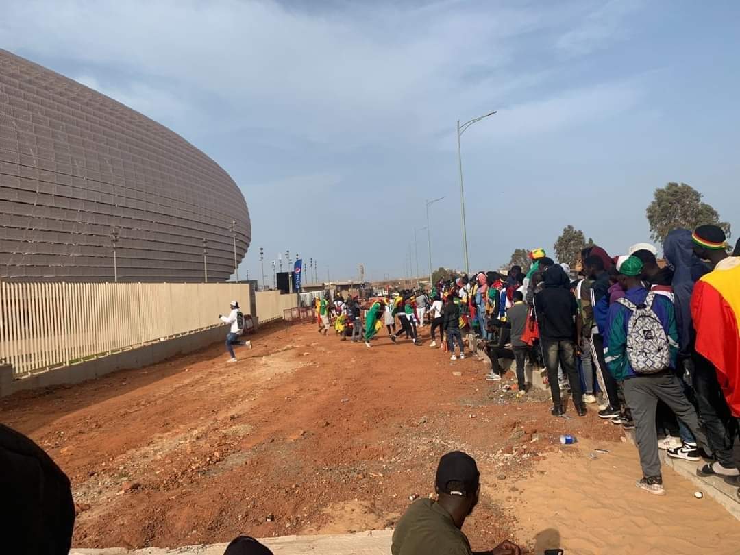 جماهير السنغال تزحف إلى ملعب مباراة مصر إستعدادًا لمعركة الحسم | صور