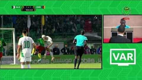 إعلامي جزائري يكشف عن مفاجأة من العيار الثقيل بشأن عملية رشوة قبل مباراة الجزائر والكاميرون