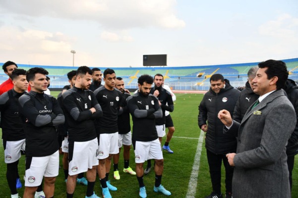 أشرف صبحي يفاجئ اللاعبين في معسكر مصر قبل موقعة السنغال ويوجه لهم رسالة هامة