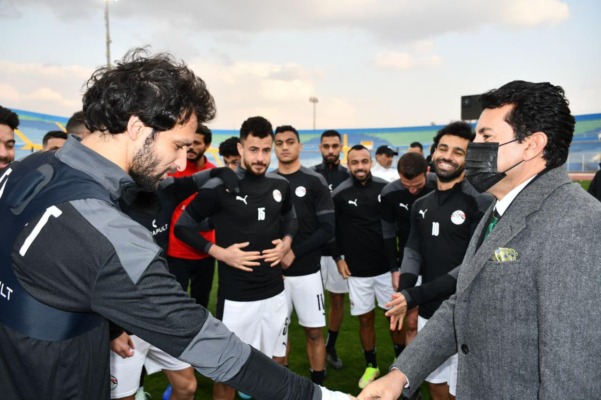 أشرف صبحي يفاجئ اللاعبين في معسكر مصر قبل موقعة السنغال ويوجه لهم رسالة هامة