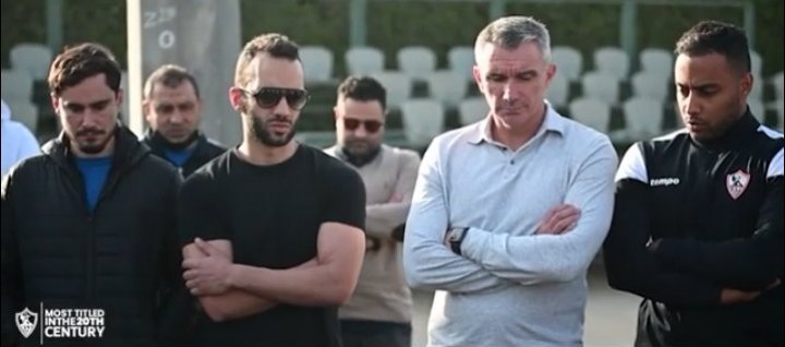 شاهد كارتيرون يودع لاعبي الزمالك.. وأمير مرتضى يهدي له درع النادي - فيديو