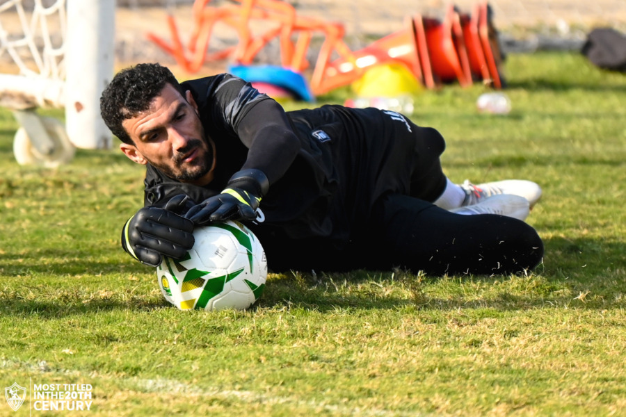 بعد عودته في مباراة ساجرادا.. هل يستمر محمد عواد فى حراسة مرمى الزمالك أمام بيراميدز؟