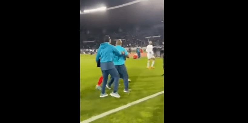 شاهد | فيديو مثير للجدل.. موسيماني يعتدي على لاعب الرجاء المغربي - فيديو