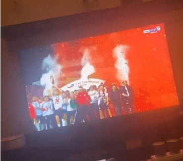 شاهد | أشرف بن شرقي يحتفل بفوز الوداد وإسقاط الأهلي بعد نهائي أفريقيا - فيديو