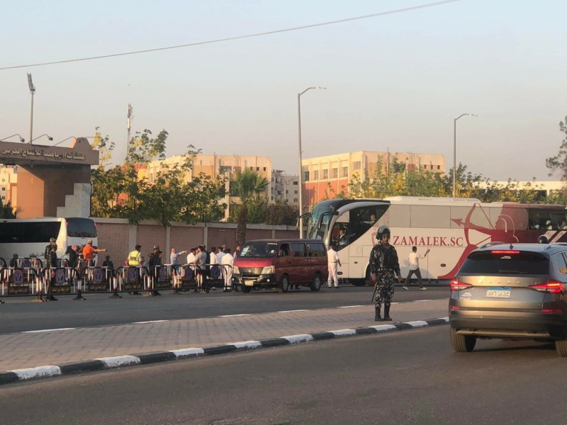 ديربي القاهرة|حافلة الزمالك تصل ستاد السلام إستعدادًا لمواجهة الأهلي بالدوري المصري