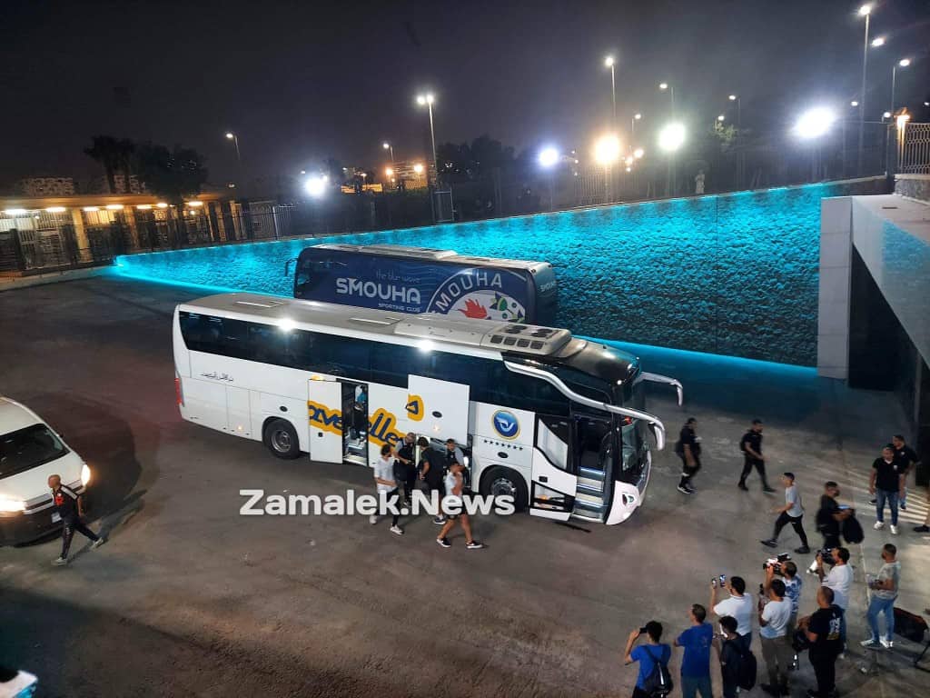 حافلة الزمالك تصل ستاد القاهرة واللاعبون يتفقدون أرض الملعب قبل مواجهة سموحة - صور