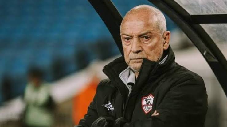 فيريرا يلقي محاضره فنية على اللاعبين قبل مباراة الزمالك وايليكت. تعرف على التفاصيل