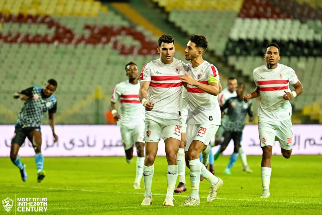 احتفالات متبادله بين لاعبي الزمالك والجماهير بعد التأهل لدور المجموعات