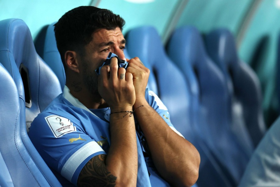 سواريز يُهاجم "فيفا" بعد خروج أوروجواي من كأس العالم: نجلي سيحتفظ بصورة حزينة لي!!