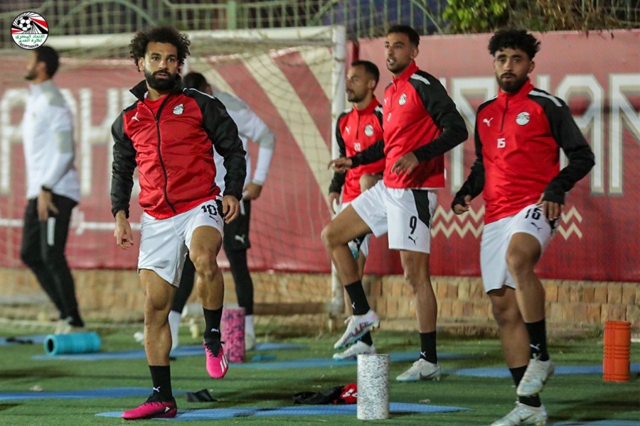منتخب مصر بالقميص الأحمر و مالاوي بالأسود في مباراة الغد