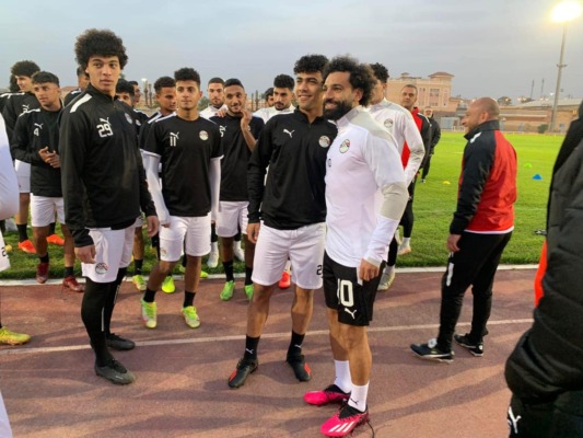 محمد صلاح يدعم المنتخب الأوليمبي قبل مواجهة زامبيا بالتصفيات الإفريقية-صور