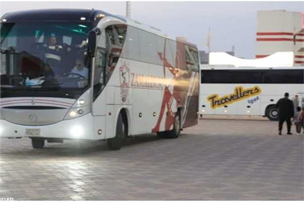 حافلة الزمالك تصل ستاد برج العرب إستعدادًا لمواجهة المصري في الدوري
