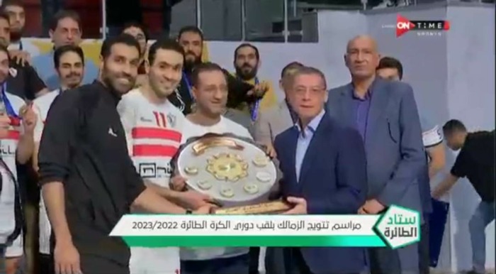 شاهد على طريقة شيكابالا.. فريق طائرة الزمالك يحتفل بدرع الدوري-صور