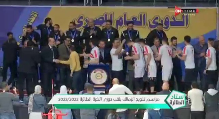 شاهد على طريقة شيكابالا.. فريق طائرة الزمالك يحتفل بدرع الدوري-صور