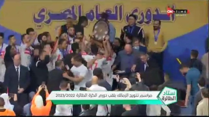 شاهد على طريقة شيكابالا.. فريق طائرة الزمالك يحتفل بدرع الدوري-صور