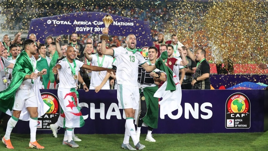 مفاجأة.. صحيفة جزائرية: الزمالك يُفاوض نجم منتخب الجزائر.. واللاعب يُرحب بتخفيض راتبه