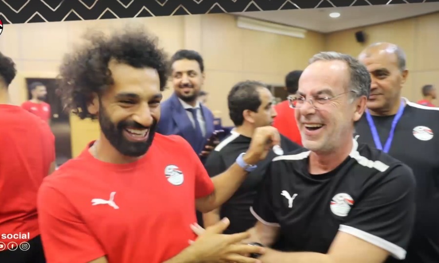 على أنغام سطلانه ... إحتفال لاعبي منتخب مصر بعيد ميلاد محمد صلاح - فيديو