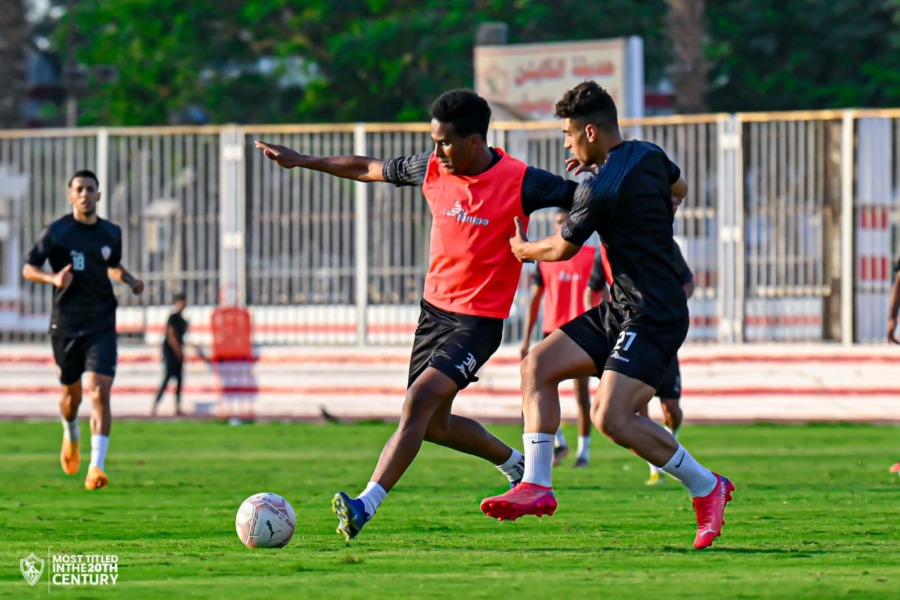 نجم الزمالك يحضر المران ويؤازر اللاعبين قبل خوض منافسات البطولة العربية