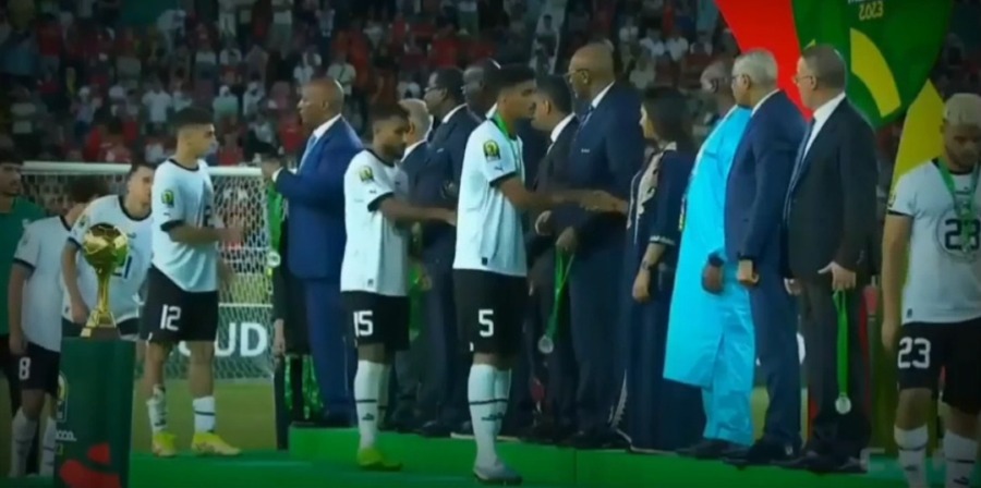 مفاجأة | حسام عبد المجيد يحرج فوزي لقجع خلال تسليم الميداليات بعد خسارة أفريقيا | فيديو