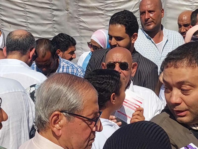 انتخابات الزمالك | بعد إعلان انسحابه.. عبد الله جورج يؤازر حسين لبيب داخل الخيمة الانتخابية - صور