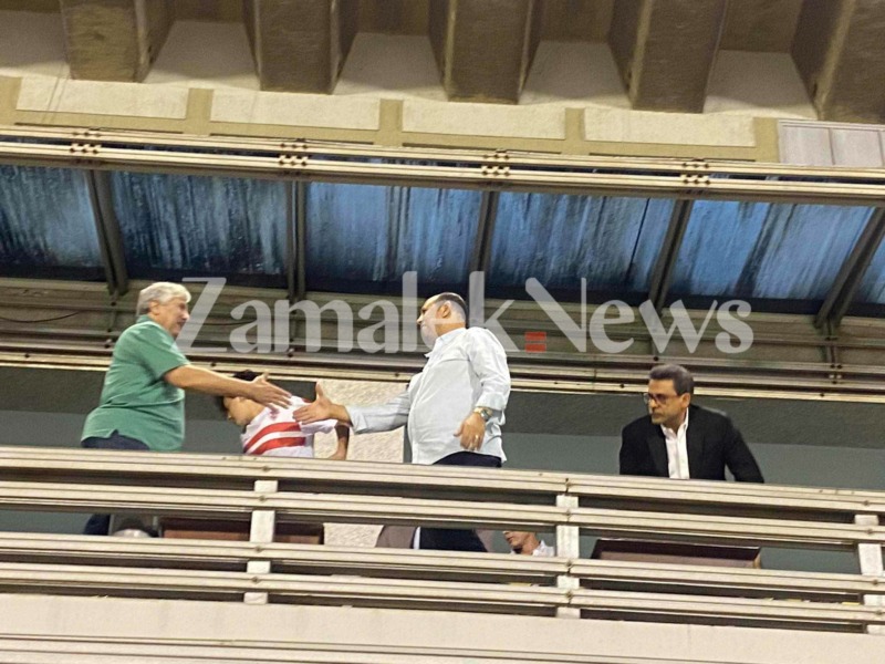 مجلس إدارة الزمالك يساند اللاعبين أمام إنبي من مدرجات استاد المقاولون العرب - صورة
