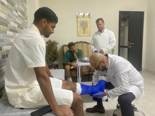 طبيب بيراميدز يكشف تطورات إصابة نجم الفريق بعد وضع قدمه في "الجبس" - صور