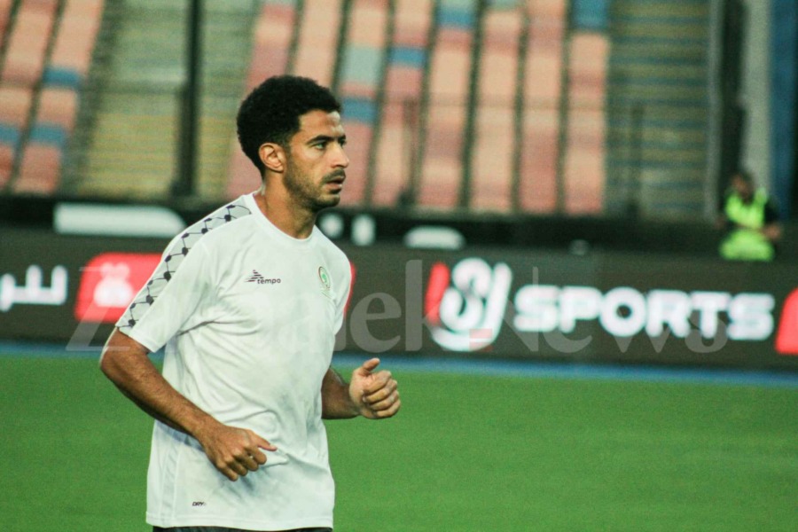 دعم خاص من لاعبي الزمالك لـ فلسطين أثناء عمليات الإحماء قبل مباراة سموحه - صورة