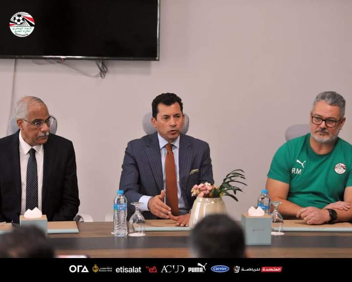 جلسة هامه تجمع وزير الرياضة مع ميكالي والمنتخب الأوليمبي قبل الأوليمبياد - صورة