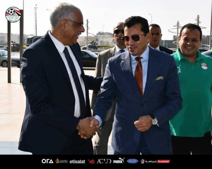 جلسة هامه تجمع وزير الرياضة مع ميكالي والمنتخب الأوليمبي قبل الأوليمبياد - صورة
