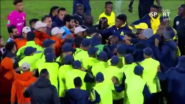 شاهد اشتباكات قوية بين لاعبي بيراميدز وصن داونز بعد نهاية المباراة!! - فيديو