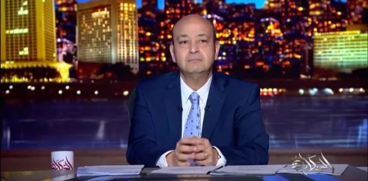 عمرو أديب يحرج عضو إدارة الأهلي على الهواء بشأن غرامة كهربا.. ورد فعل مثير - فيديو