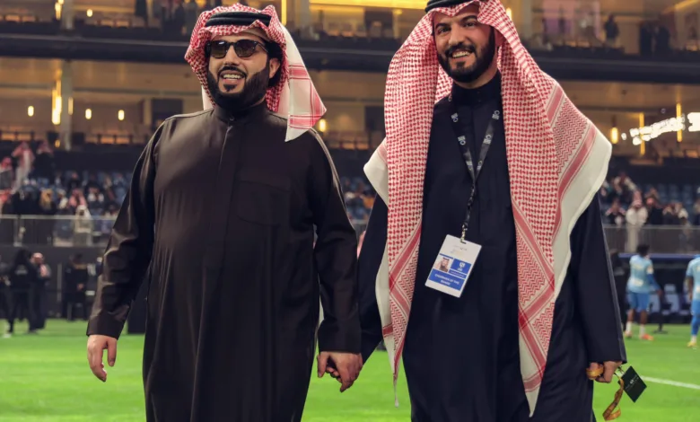 تركي ال الشيخ ينشر صورته مع نجم الزمالك " الأسطورة " من حفل افتتاح ملعب المملكة ارينا في موسم الرياض - صورة