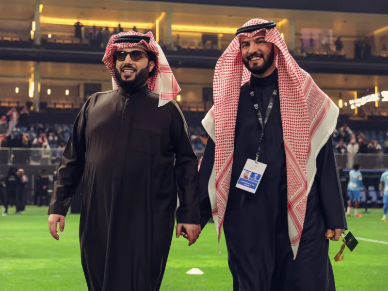 تركي ال الشيخ ينشر صورته مع نجم الزمالك " الأسطورة " من حفل افتتاح ملعب المملكة ارينا في موسم الرياض - صورة