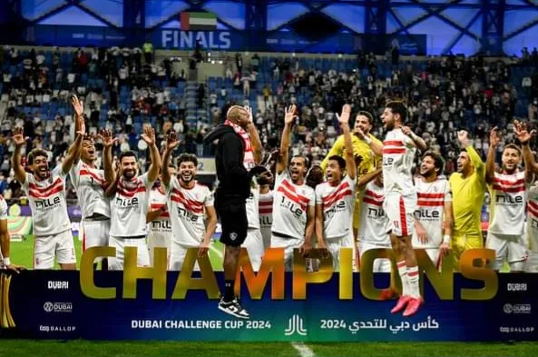 احتفالات خاصة للاعبي الزمالك مع الجماهير بعد الفوز بكأس دبي للتحدي - فيديو