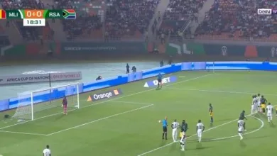 مباراة جنوب إفريقيا ومالي .. بيرسي تاو يهدر ركلة جزاء بطريقة غريبة - فيديو