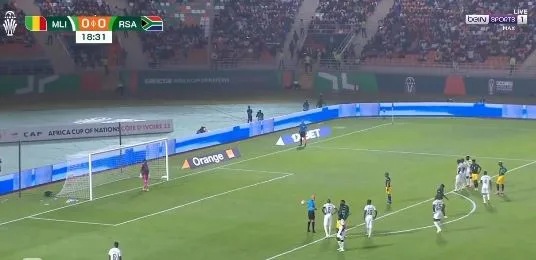 مباراة جنوب إفريقيا ومالي .. بيرسي تاو يهدر ركلة جزاء بطريقة غريبة - فيديو
