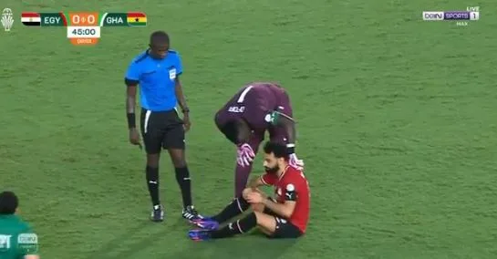 لحظة إصابة محمد صلاح مع منتخب مصر أمام غانا وخروجه من المباراة - فيديو