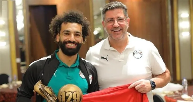 رسالة خاصة من محمد صلاح لـ روي فيتوريا بعد إقالته من تدريب منتخب مصر - صورة