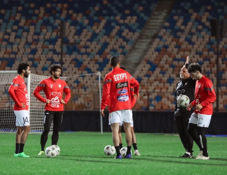 رسميًا.. حسام حسن يستبعد نجم الأهلي من معسكر منتخب مصر - صورة
