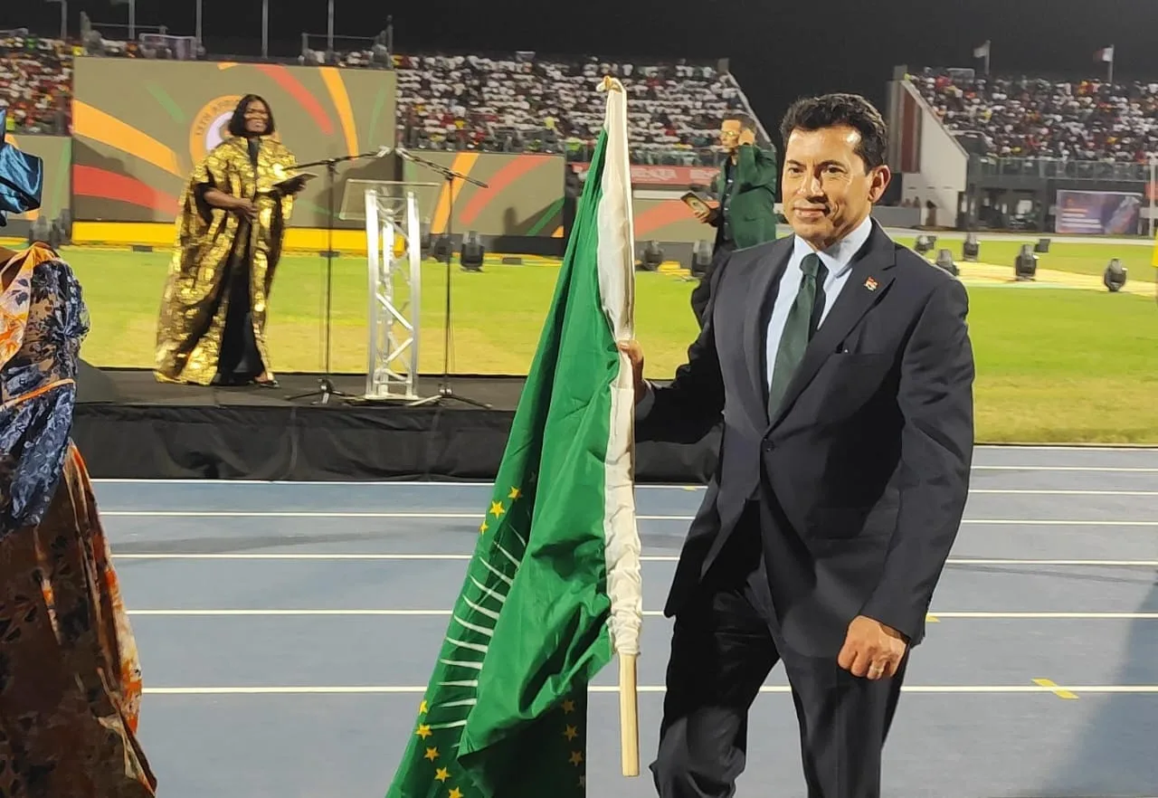 رسميا.. وزير الرياضة يتسلم راية تنظيم مصر لدورة الألعاب الأفريقية 2027 من غانا - صورة