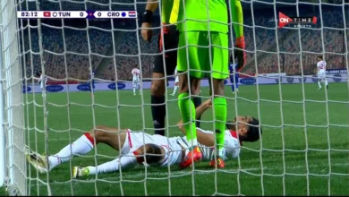 لقطة طريفة بين محمد معروف ولاعب منتخب تونس في مباراة كرواتيا - فيديو