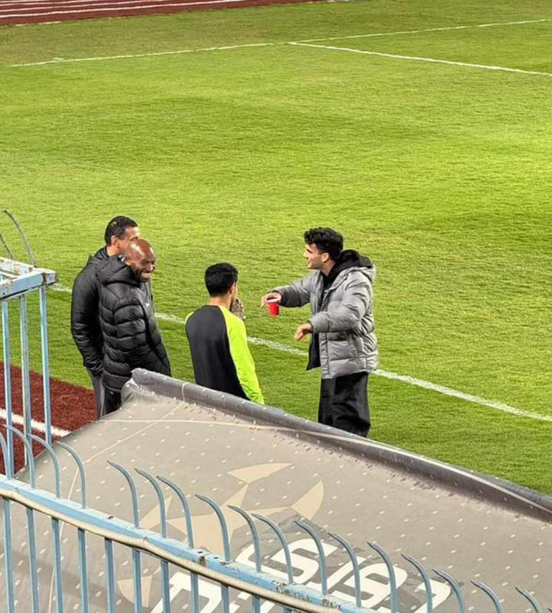 رغم الإصابة !! زيزو يظهر في مباراة الزمالك و زد الودية !! - صورة