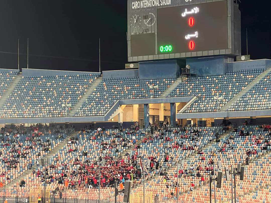 مشهد صادم في مدرجات استاد القاهرة خلال مباراة الأهلي وإنبي - صورة