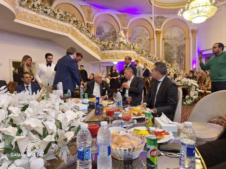 بعد القمة..إجتماع حسين لبيب والخطيب في حفل زفاف نجل نجم الزمالك السابق- صورة