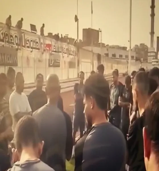 إجتماع تحفيزي من اولتراس وايت نايتس مع لاعبي الزمالك قبل السفر الى غانا لمواجهة دريمز - فيديو